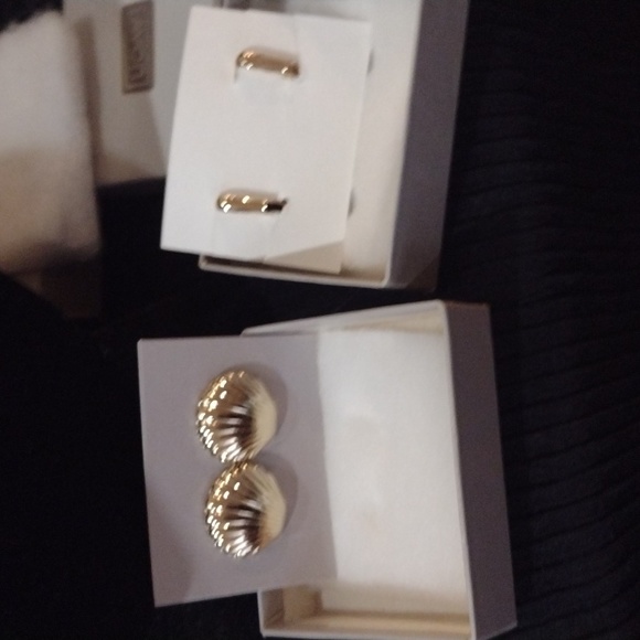 Vintage  clip on 1986 Scalloped Shell by Avon - Picture 2 of 8